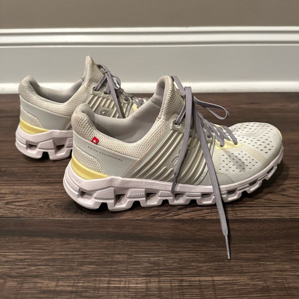 Women’s On Cloud tennis shoes, size 7. Worn once!